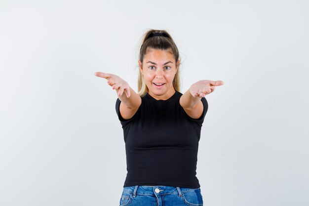 Expressive jeune fille posant en studio