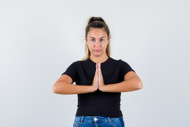 Expressive jeune fille posant en studio