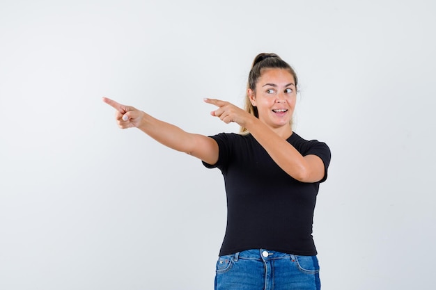 Expressive jeune fille posant en studio