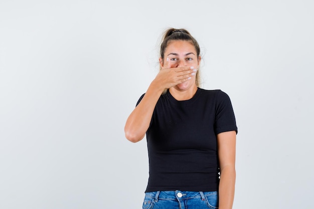 Expressive jeune fille posant en studio