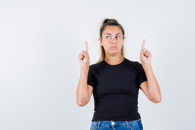 Expressive jeune fille posant en studio