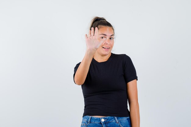 Expressive jeune fille posant en studio