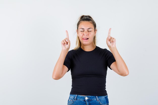 Expressive jeune fille posant en studio