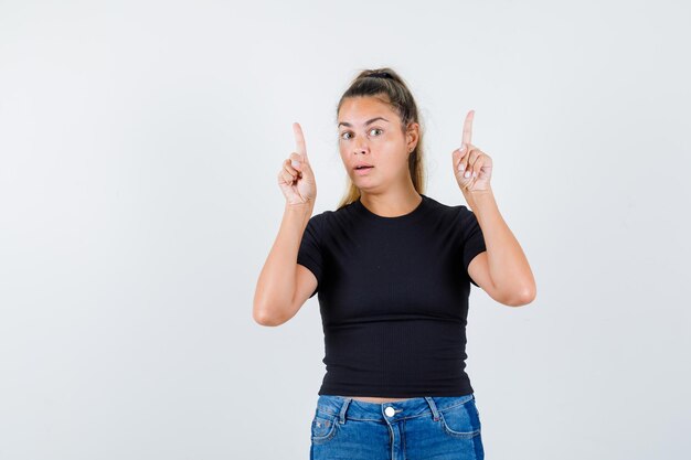 Expressive jeune fille posant en studio