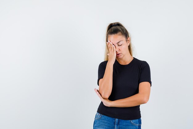 Expressive jeune fille posant en studio