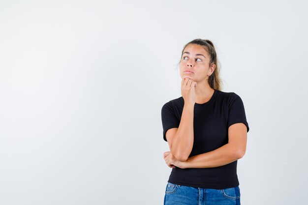 Expressive jeune fille posant en studio