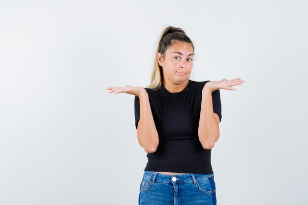 Expressive jeune fille posant en studio