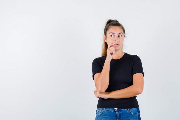 Expressive jeune fille posant en studio