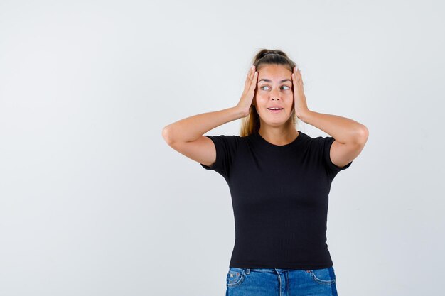 Expressive jeune fille posant en studio