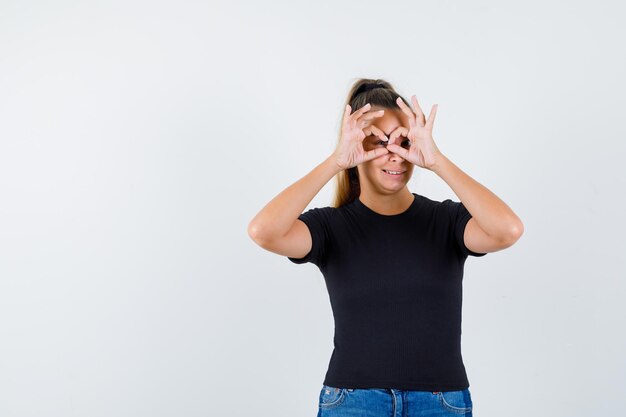 Expressive jeune fille posant en studio