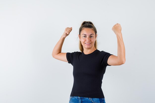 Expressive jeune fille posant en studio