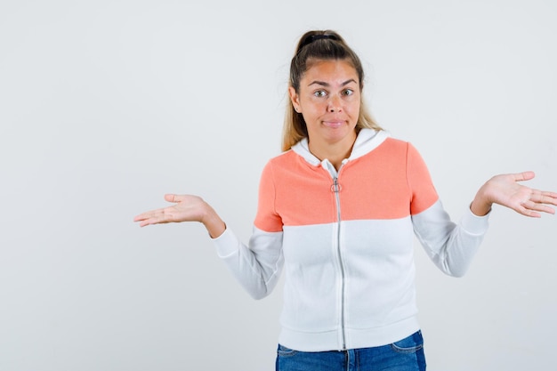 Expressive jeune fille posant en studio