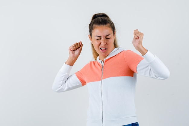 Expressive jeune fille posant en studio