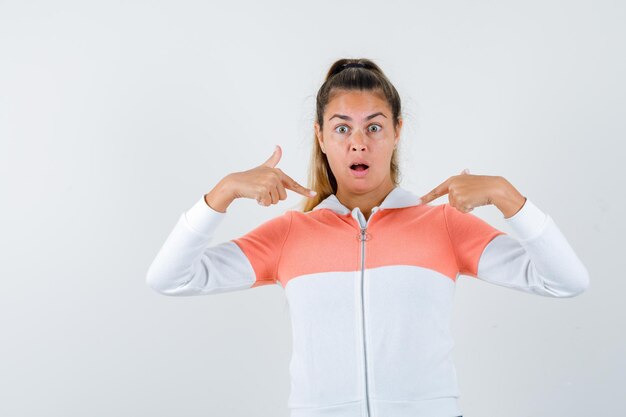 Expressive jeune fille posant en studio