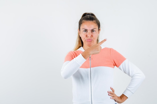 Expressive jeune fille posant en studio