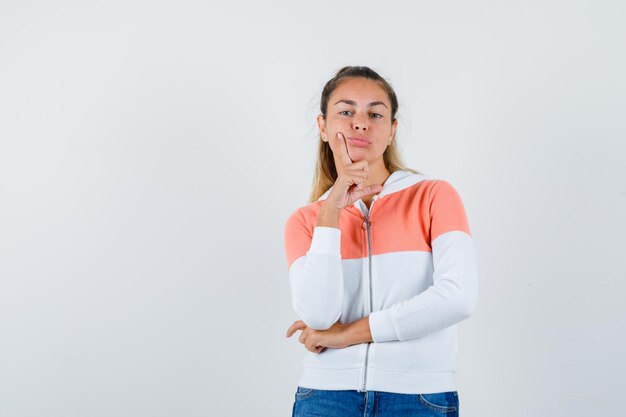 Expressive jeune fille posant en studio