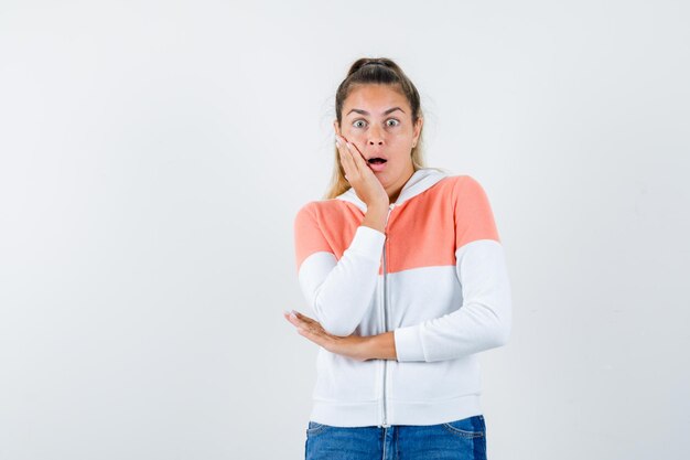 Expressive jeune fille posant en studio