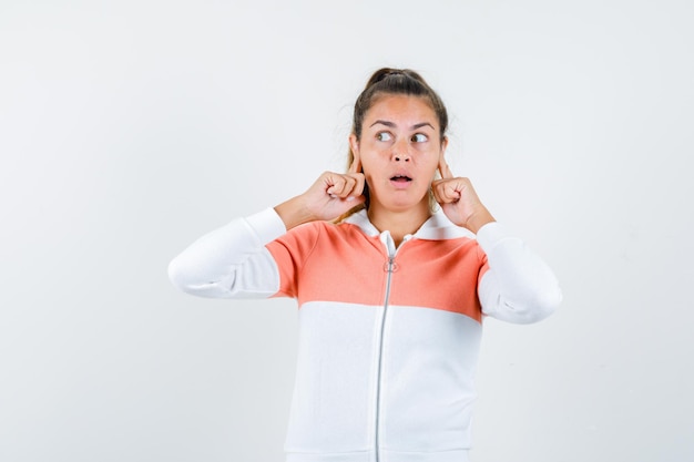 Expressive jeune fille posant en studio