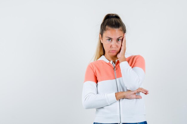 Expressive jeune fille posant en studio