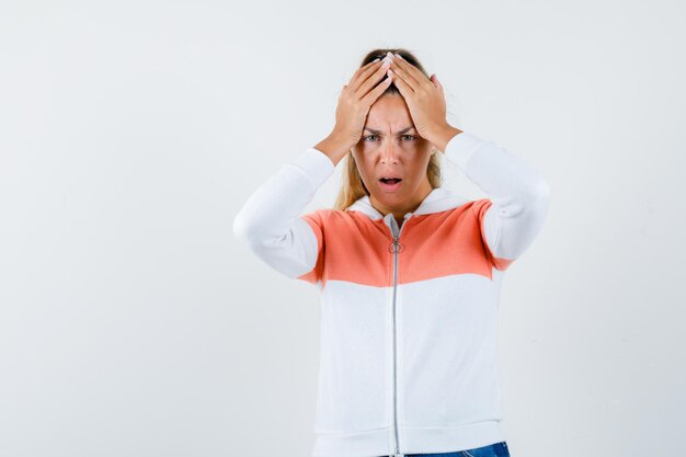 Expressive jeune fille posant en studio