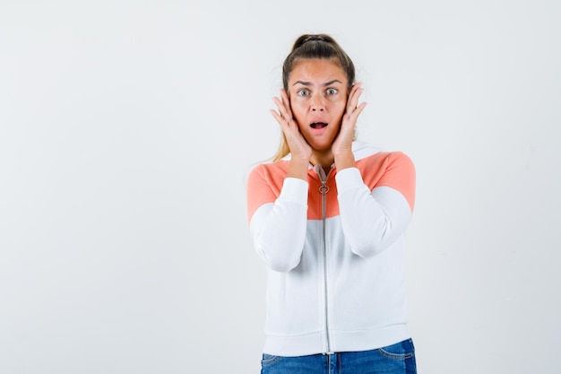 Expressive jeune fille posant en studio