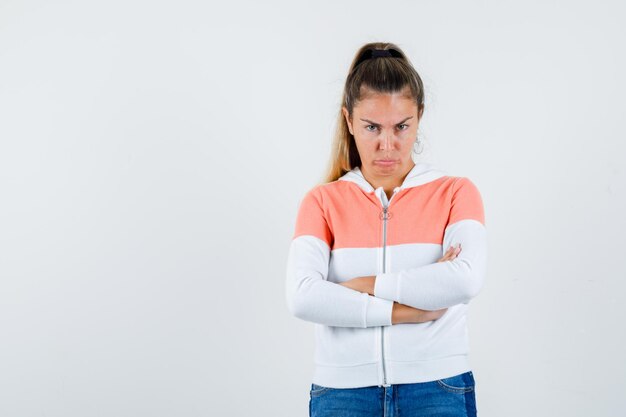 Expressive jeune fille posant en studio