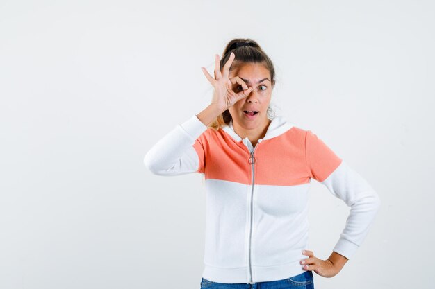 Expressive jeune fille posant en studio