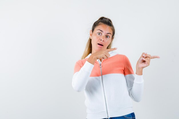 Expressive jeune fille posant en studio