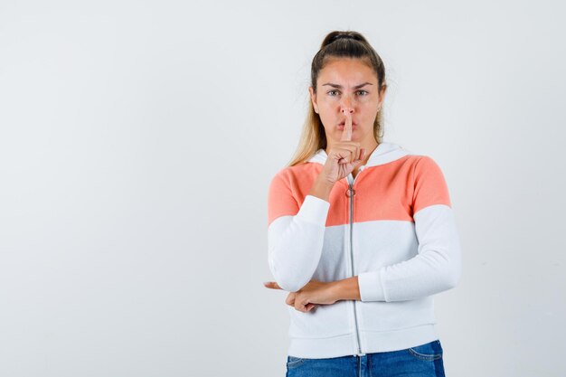 Expressive jeune fille posant en studio