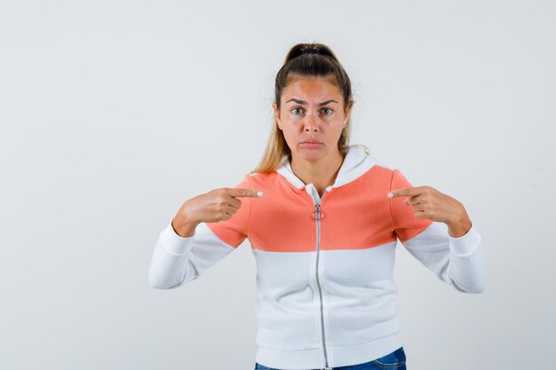 Expressive jeune fille posant en studio