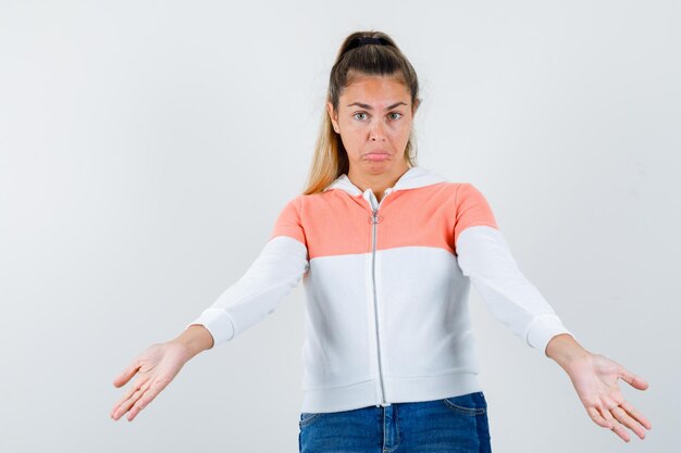 Expressive jeune fille posant en studio