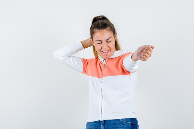 Expressive jeune fille posant en studio