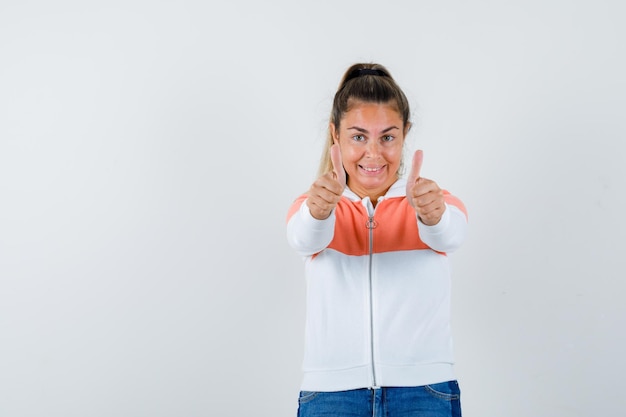 Expressive jeune fille posant en studio