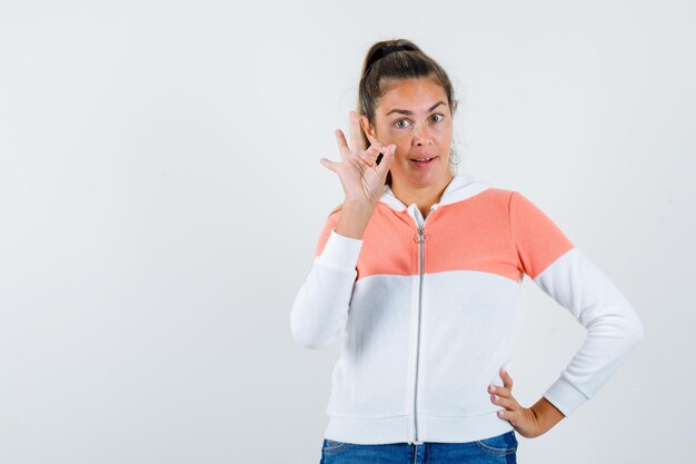 Expressive jeune fille posant en studio