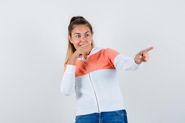 Expressive jeune fille posant en studio