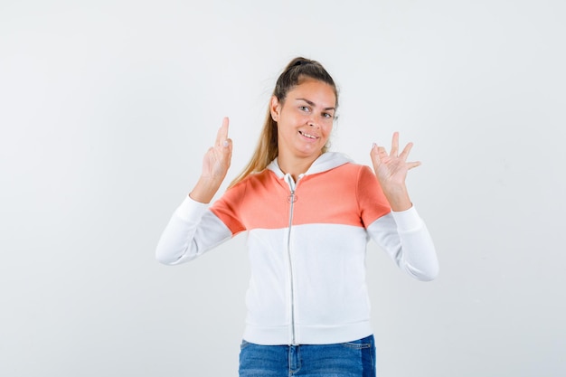 Expressive jeune fille posant en studio