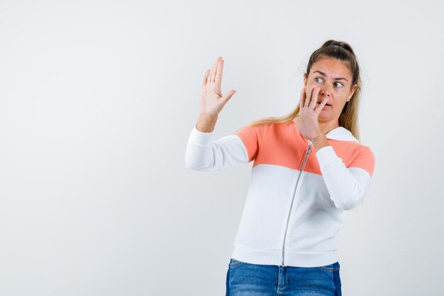 Expressive jeune fille posant en studio