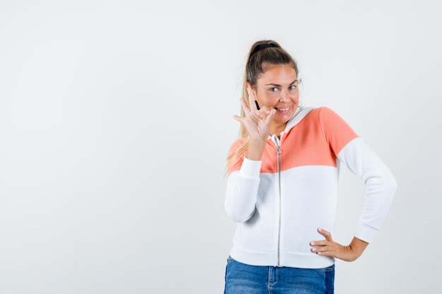 Expressive jeune fille posant en studio