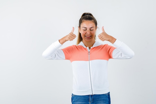 Expressive jeune fille posant en studio