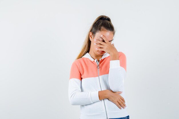 Expressive jeune fille posant en studio