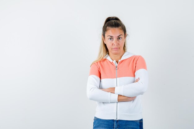 Expressive jeune fille posant en studio