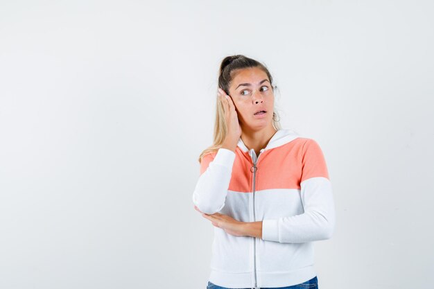 Expressive jeune fille posant en studio