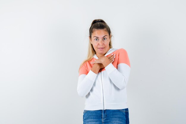 Expressive jeune fille posant en studio