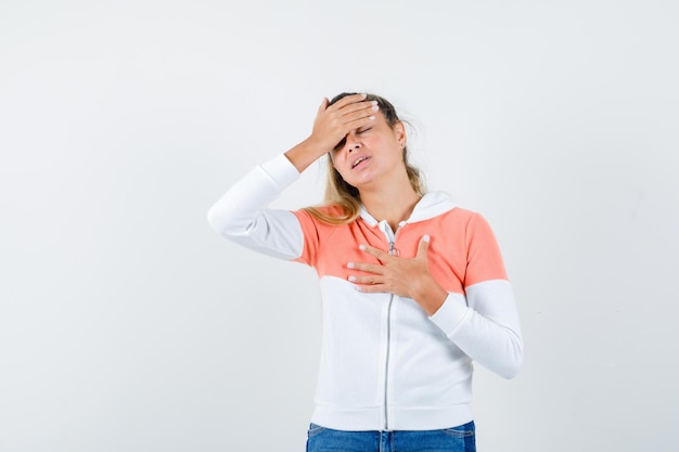 Expressive jeune fille posant en studio