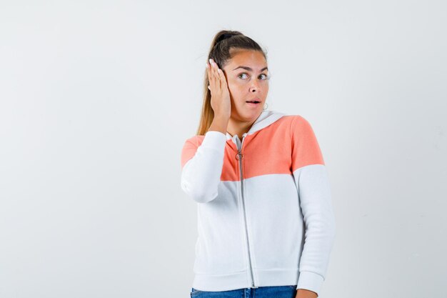 Expressive jeune fille posant en studio