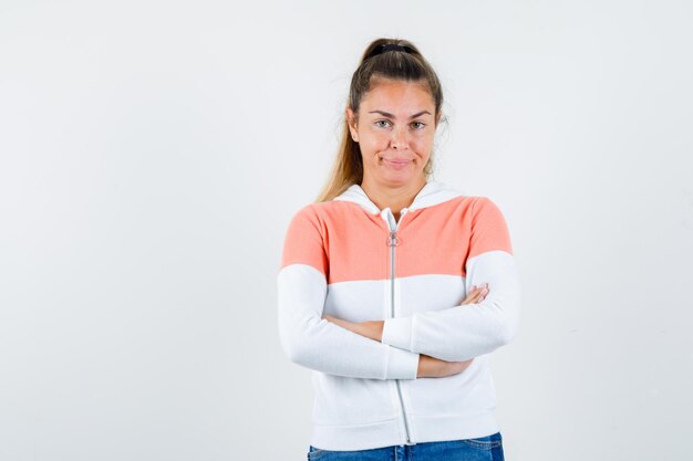 Expressive jeune fille posant en studio