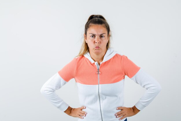 Expressive jeune fille posant en studio