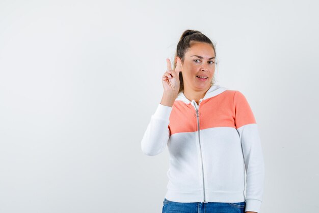 Expressive jeune fille posant en studio