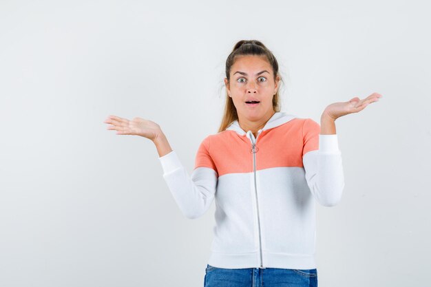 Expressive jeune fille posant en studio