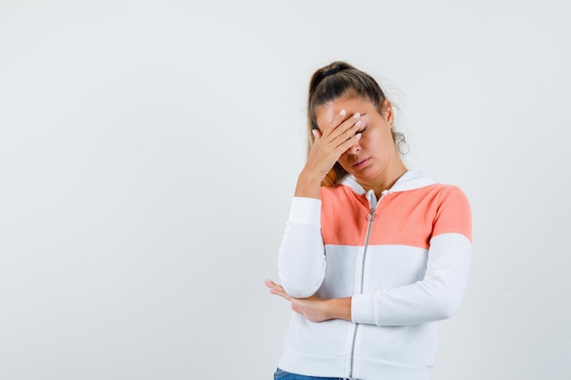 Expressive jeune fille posant en studio